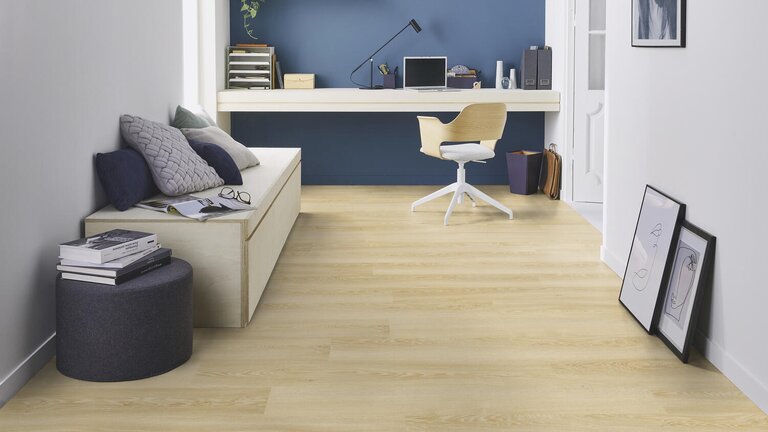 Helles Arbeitszimmer mit Holzfußboden